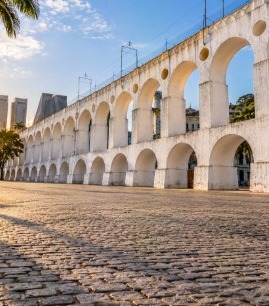 Cenário Arcos da Lapa, Rio de Janeiro, para fotos de moda com IA