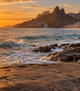Cenário brasileiro para fotos de moda gerado por IA: Arpoador, Rio de Janeiro, RJ