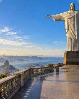 Cenário brasileiro para fotos de moda gerado por IA: Corcovado, Rio de Janeiro, RJ