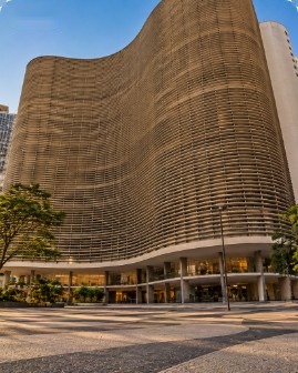 Cenário Edifício Copan, São Paulo, para fotos de moda urbana com IA
