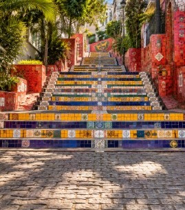 Cenário Escadaria Selarón em Santa Teresa, Rio de Janeiro, para fotos de moda com IA