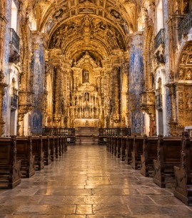 Cenário brasileiro para fotos de moda gerado por IA: Igreja de São Francisco, Salvador, BA