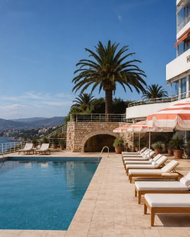 Cenário internacional para fotos de moda gerado por IA: Piscina na Riviera Francesa, Côte d'Azur, França