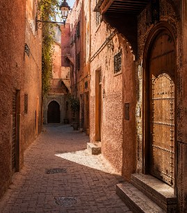 Cenário internacional para fotos de moda gerado por IA: Viela marroquina, Marrocos