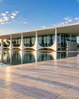 Cenário brasileiro para fotos de moda gerado por IA: Palácio da Alvorada, Brasília, DF