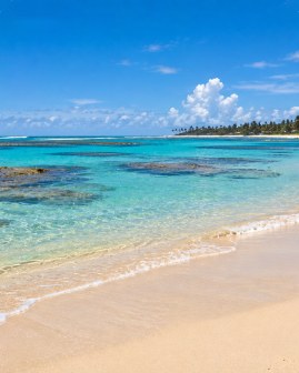 Cenário brasileiro para fotos de moda gerado por IA: Porto de Galinhas, Ipojuca, PE