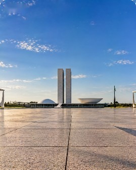 Cenário brasileiro para fotos de moda gerado por IA: Praça dos Três Poderes, Brasília, DF