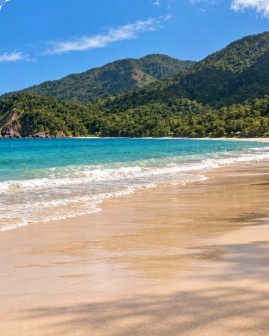 Cenário Praia do Bonete, Ilhabela, para fotos de moda praia com IA