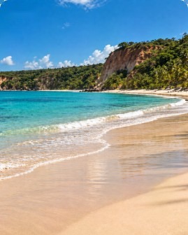 Cenário brasileiro para fotos de moda gerado por IA: Praia do Madeiro, Pipa, RN